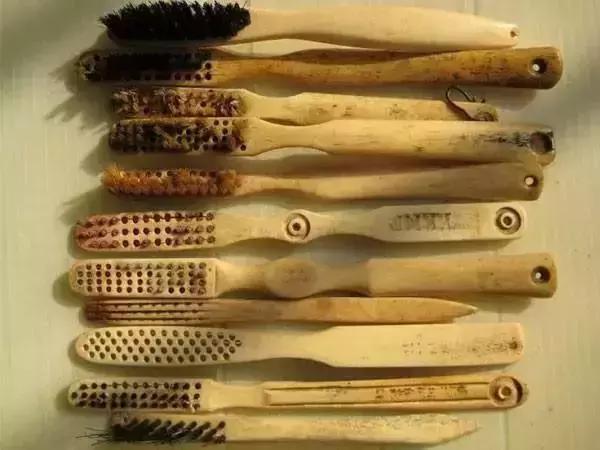 在古代，人们都是如何刷牙的？