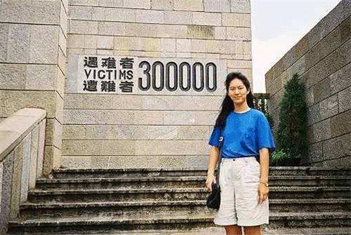 她开枪自杀时，年仅36岁，全世界沉溺在悲痛当中，除了日本