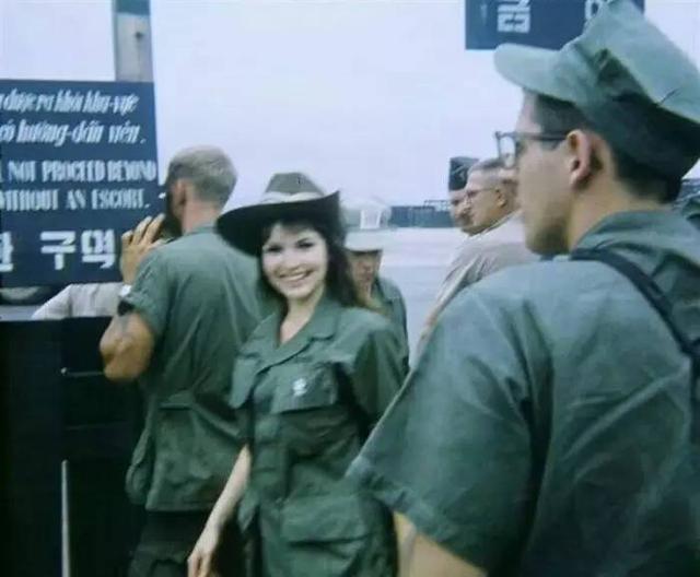 诺埃尔：为鼓舞美军士气在战场附近做节目，被称为“越南之声”