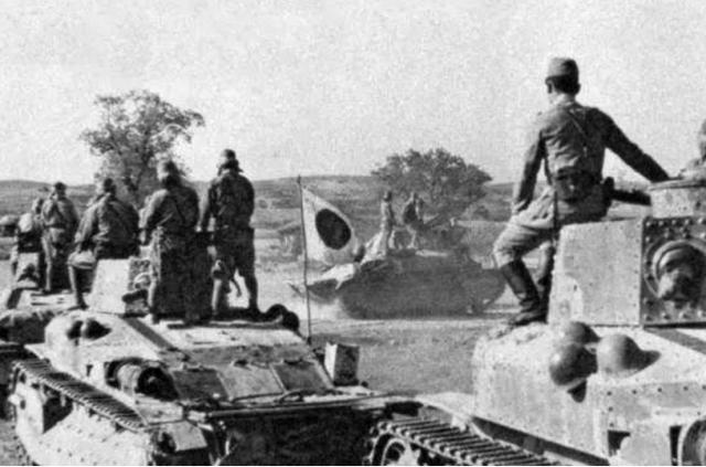日本投降后，一名军官坐在坦克炮管上继续指挥，被苏军打成了筛子